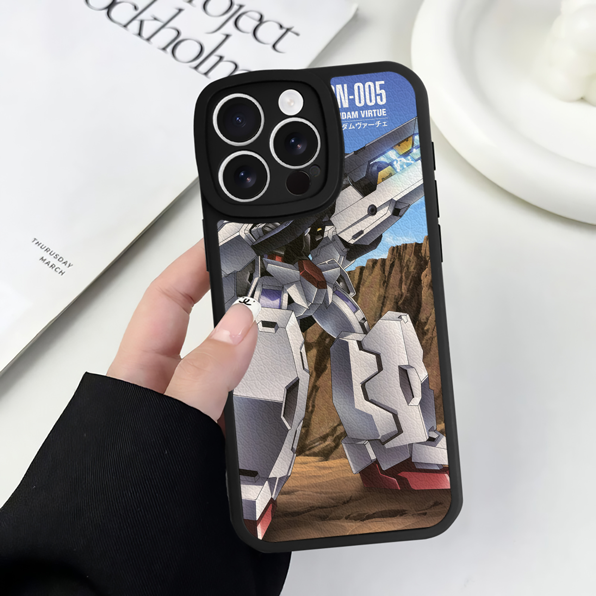 （画像用） 機動戦士ガンダム Mobile Suit Gundam 【iPhone 16シリーズ対応】シリコンスマホケース（レザー調） 材質：シリコン